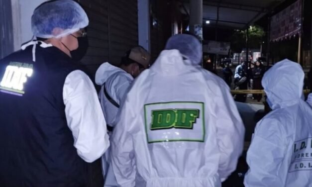 EXPOLICÍA ES ASESINADO A PUÑALADAS MIENTRAS CONVERSABA CON SU PAREJA