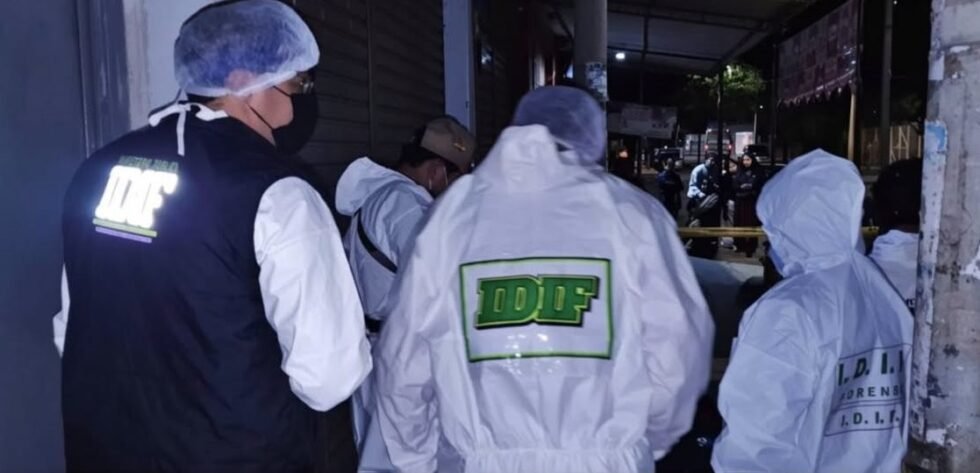 EXPOLICÍA ES ASESINADO A PUÑALADAS MIENTRAS CONVERSABA CON SU PAREJA