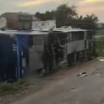 BUS VUELCA EN PALOMETILLA Y DEJA VARIOS HERIDOS