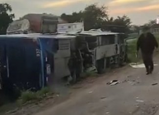 BUS VUELCA EN PALOMETILLA Y DEJA VARIOS HERIDOS