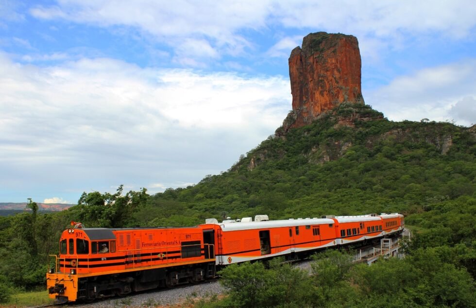 EL TREN EXPRESO ORIENTAL AMPLÍA SU CAPACIDAD PARA ATENDER CRECIENTE DEMANDA DE PASAJEROS