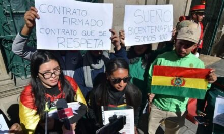 PROTESTA DE DEPORTISTAS TERMINA CON GASIFICACIÓN POLICIAL EN PUERTAS DE PALACIO