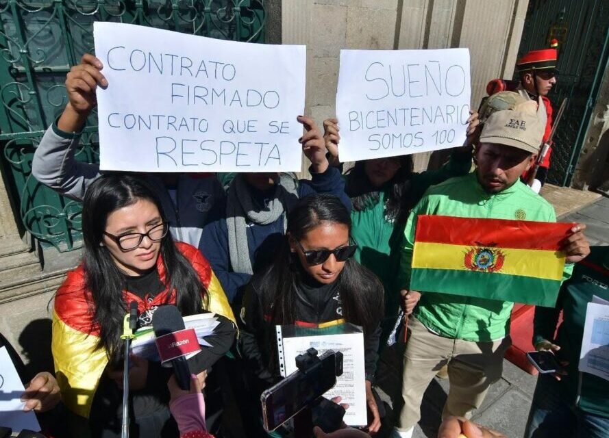 PROTESTA DE DEPORTISTAS TERMINA CON GASIFICACIÓN POLICIAL EN PUERTAS DE PALACIO