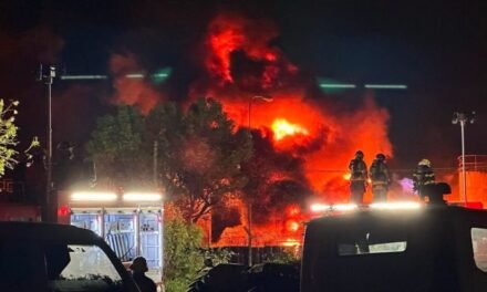 EL FUEGO NO CEDE: INCENDIO EN EMPRESA DE PINTURAS SUPERA LAS 15 HORAS