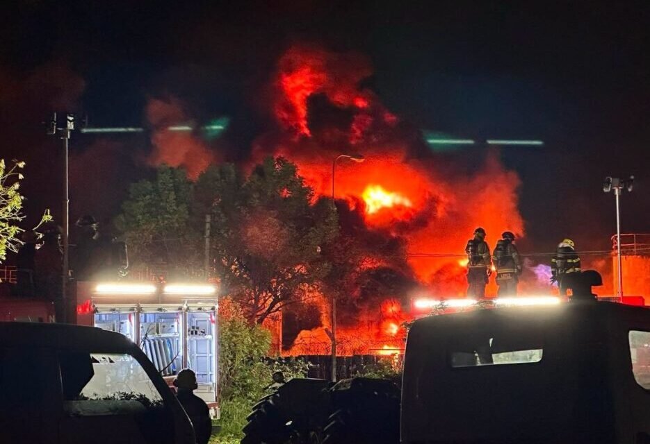 EL FUEGO NO CEDE: INCENDIO EN EMPRESA DE PINTURAS SUPERA LAS 15 HORAS