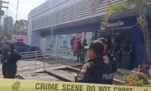 POLICÍA ACTIVA BÚSQUEDA DE ATRACADORES QUE SE LLEVARON BS 20 MIL DE UNA ENTIDAD FINANCIERA