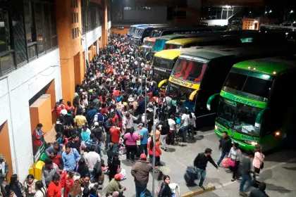 CRISIS DE COMBUSTIBLE GOLPEA A PASAJEROS Y EMPRESAS DE ENCOMIENDAS