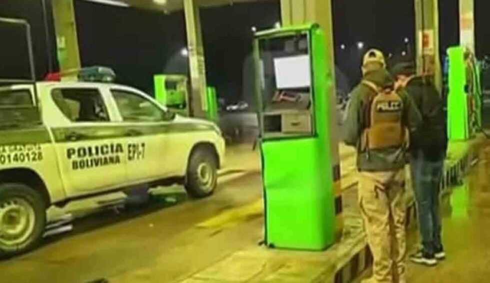 DOS HOMBRES ARMADOS ATRACARON UN SURTIDOR EN LA AVENIDA VIRGEN DE COTOCA