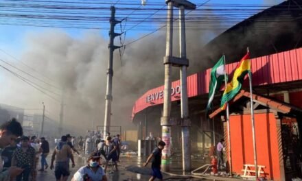 VORAZ INCENDIO CONSUME LA FERIA BARRIO LINDO Y DEJA PÉRDIDAS MILLONARIAS