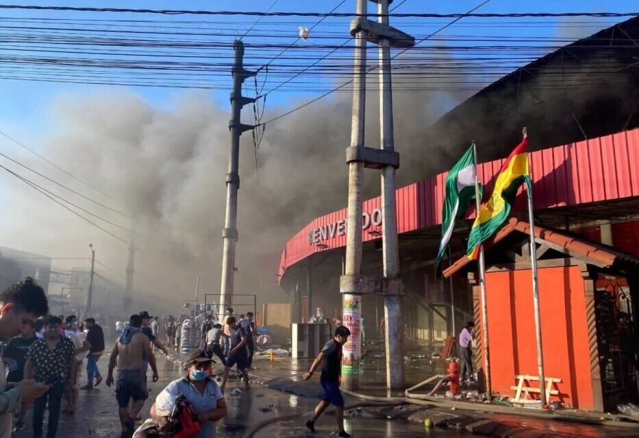 VORAZ INCENDIO CONSUME LA FERIA BARRIO LINDO Y DEJA PÉRDIDAS MILLONARIAS