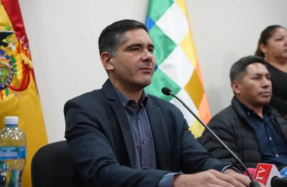 YPFB ANUNCIA ABASTECIMIENTO GRADUAL DE GASOLINA EN MEDIO DE LAS FILAS
