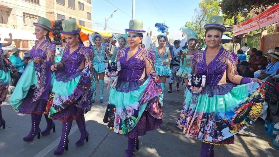 84 FRATERNIDADES LLEVAN COLOR Y FOLKLORE A LA GRAN ENTRADA DE URKUPIÑA