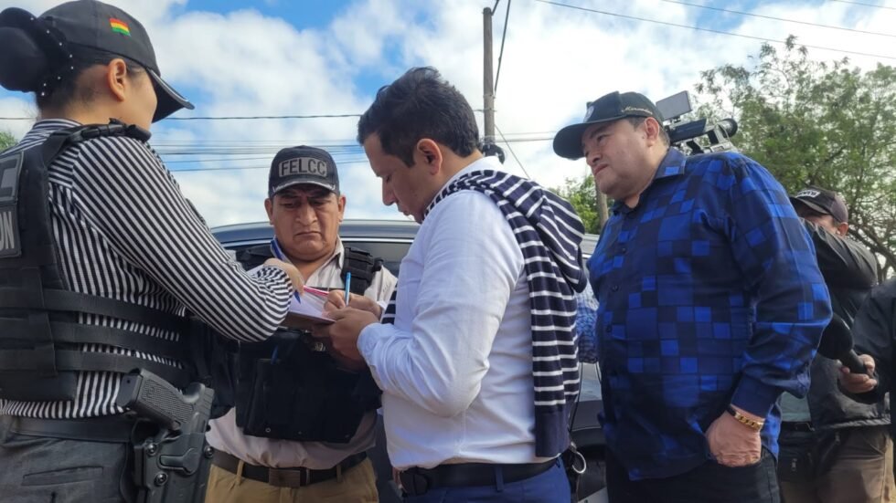 FISCALÍA INSPECCIONA EL VIADUCTO Y JHONNY FERNÁNDEZ RESPONDE POR LOS RECURSOS