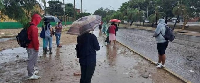 FRENTE FRÍO GOLPEA A SANTA CRUZ CON LLUVIAS Y VIENTOS DE HASTA 50 KM/H
