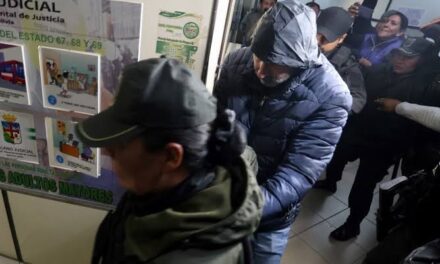 CERIMEDO LLEGA ESPOSADO Y BAJO CUSTODIA A LA AUDIENCIA CAUTELAR