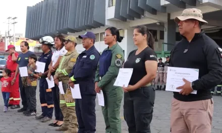 ALCALDÍA RECONOCE A BOMBEROS TRAS INCENDIO EN BARRIO LINDO Y ANUNCIA NUEVAS MEDIDAS