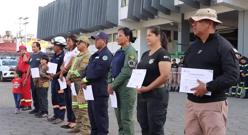 ALCALDÍA RECONOCE A BOMBEROS TRAS INCENDIO EN BARRIO LINDO Y ANUNCIA NUEVAS MEDIDAS