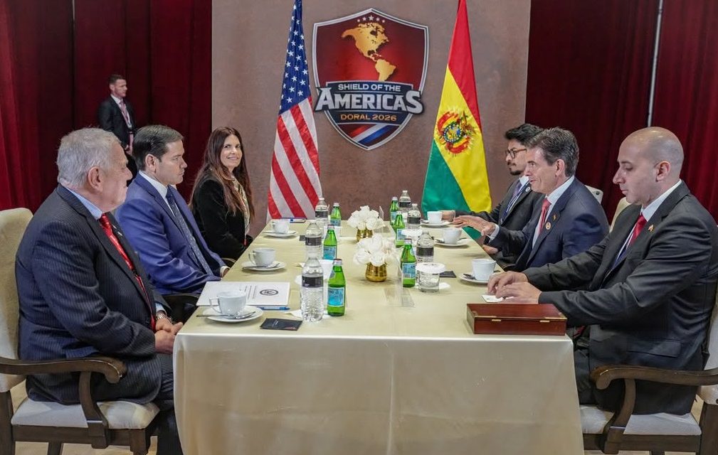 FOTOGRAFÍA OFICIAL REGISTRA A CERIMEDO JUNTO A RODRIGO PAZ EN EE.UU.