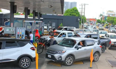 DE SURTIDOR EN SURTIDOR: CONDUCTORES BUSCAN GASOLINA DURANTE HORAS