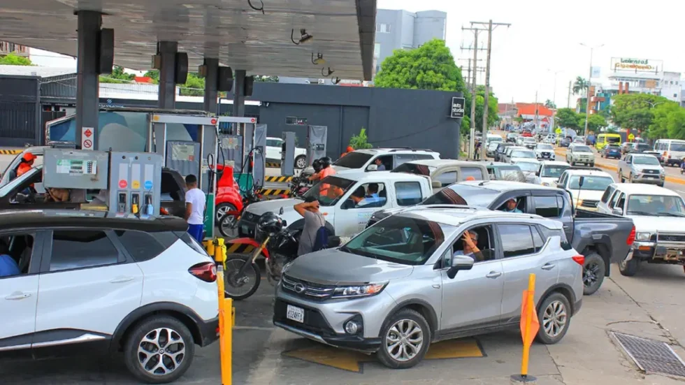 DE SURTIDOR EN SURTIDOR: CONDUCTORES BUSCAN GASOLINA DURANTE HORAS