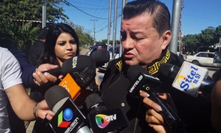 JHONNY FERNÁNDEZ ACUDE A LA DELCC PARA DECLARAR Y EVITA REFERIRSE A CENTELLAS