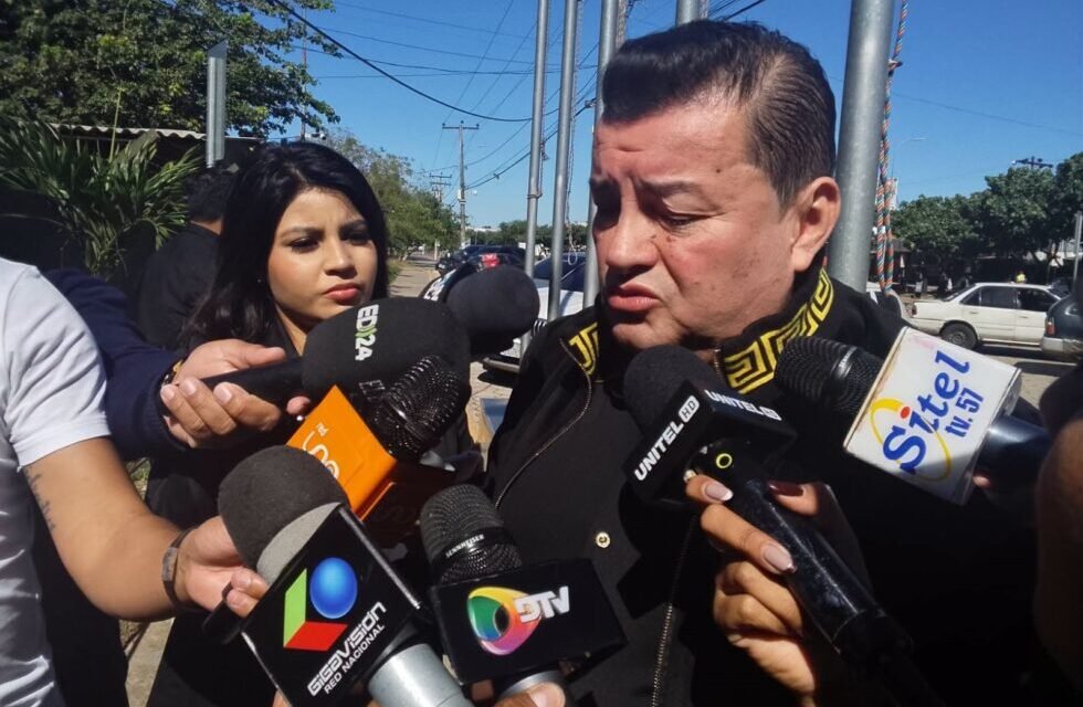 JHONNY FERNÁNDEZ ACUDE A LA DELCC PARA DECLARAR Y EVITA REFERIRSE A CENTELLAS
