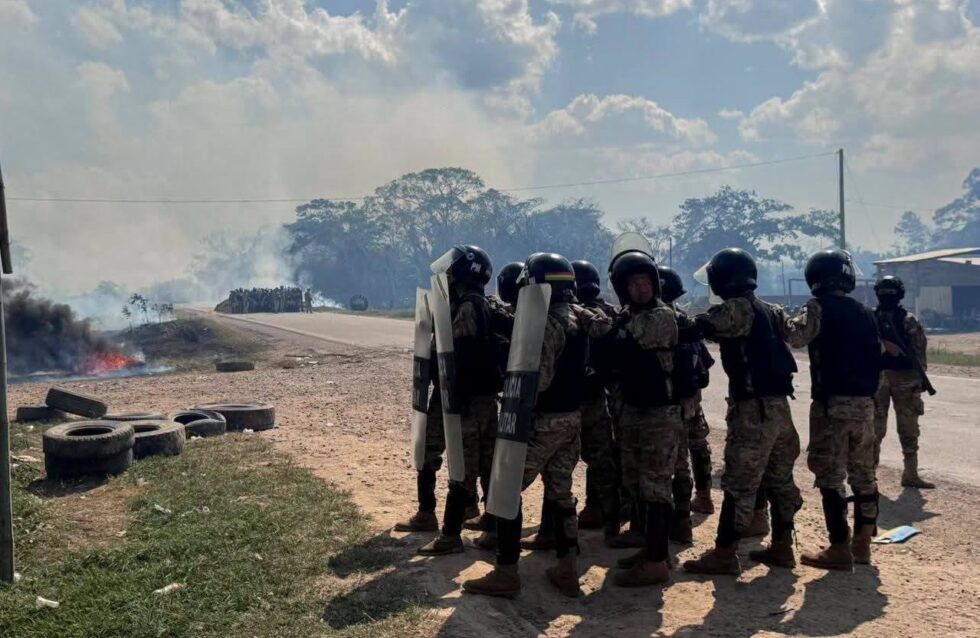 POLICÍA INTERVIENE BLOQUEO EN SAN PABLO Y DESPEJA LA RUTA SANTA CRUZ-BENI