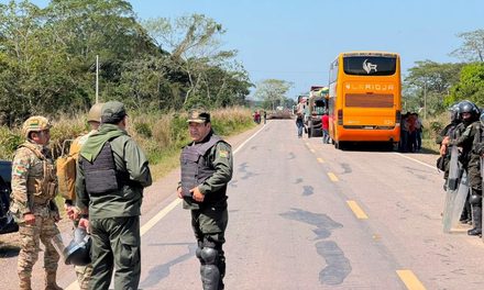 FF.AA. LLEGAN AL PUENTE SAN PABLO Y PIDEN LEVANTAR EL BLOQUEO