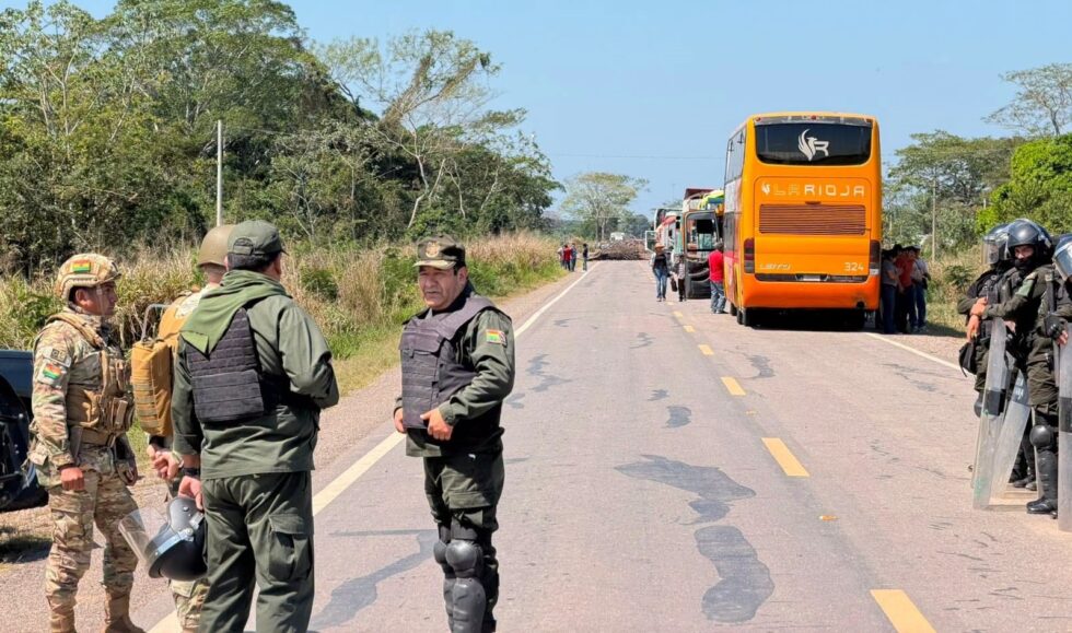 FF.AA. LLEGAN AL PUENTE SAN PABLO Y PIDEN LEVANTAR EL BLOQUEO
