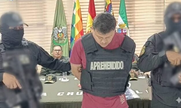 “ROBÓ PARA PAGAR DEUDAS”: FELCC PRESENTA AL ACUSADO DEL ATRACO EN LA GUARDIA