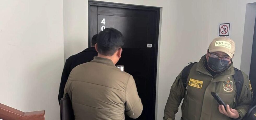DINERO, TELÉFONO SATELITAL Y AUTOS OFICIALES: ESTO HALLÓ LA FISCALÍA EN CASAS VINCULADAS A CERIMEDO