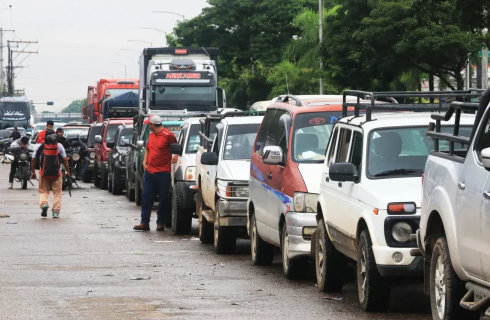 SOBREDEMANDA, ACOPIO Y PRESUNTA REVENTA: LA EXPLICACIÓN DEL GOBIERNO POR LAS FILAS DE COMBUSTIBLE