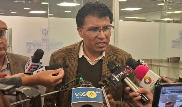 SENADO SUSPENDE 8 MESES A NILTON CONDORI POR PROMOVER LOS 53 DÍAS DE BLOQUEOS