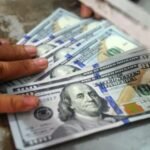 DÓLAR OFICIAL FRENA SU ESCALADA Y BAJA A BS 12,13