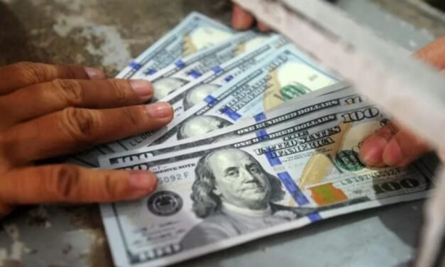 DÓLAR OFICIAL FRENA SU ESCALADA Y BAJA A BS 12,13