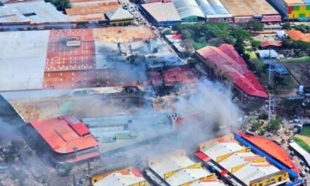 INCENDIO EN BARRIO LINDO: GUARDIAS SEÑALAN ZONA DE ÚTILES Y PIROTECNIA COMO PUNTO DE INICIO