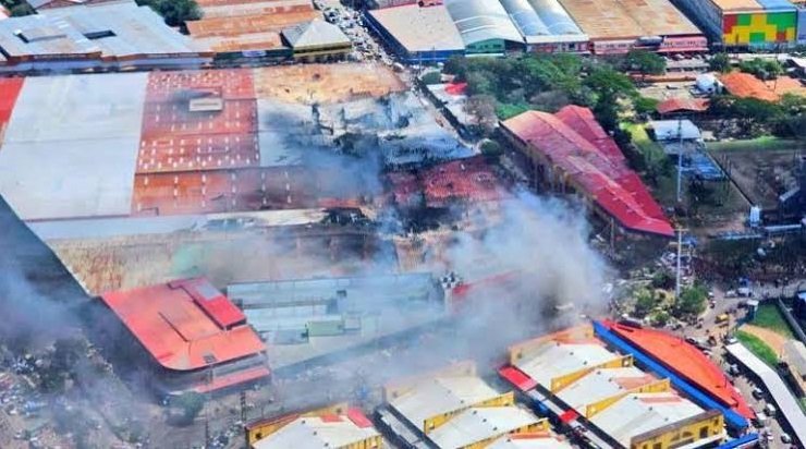 INCENDIO EN BARRIO LINDO: GUARDIAS SEÑALAN ZONA DE ÚTILES Y PIROTECNIA COMO PUNTO DE INICIO