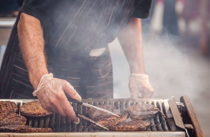 UN CHURRASCO, UN VIDEO Y UNA POLÉMICA: PARRILLERO SACUDE LAS REDES