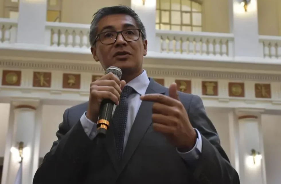MINISTRO ESPINOZA DESTACA LA BAJA DEL DÓLAR Y ANTICIPA QUE CONTINUARÁ