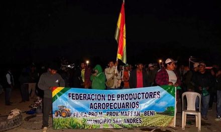 PRODUCTORES DE MARBÁN BLOQUEAN LA RUTA SANTA CRUZ–TRINIDAD PESE AL ESTADO DE EXCEPCIÓN