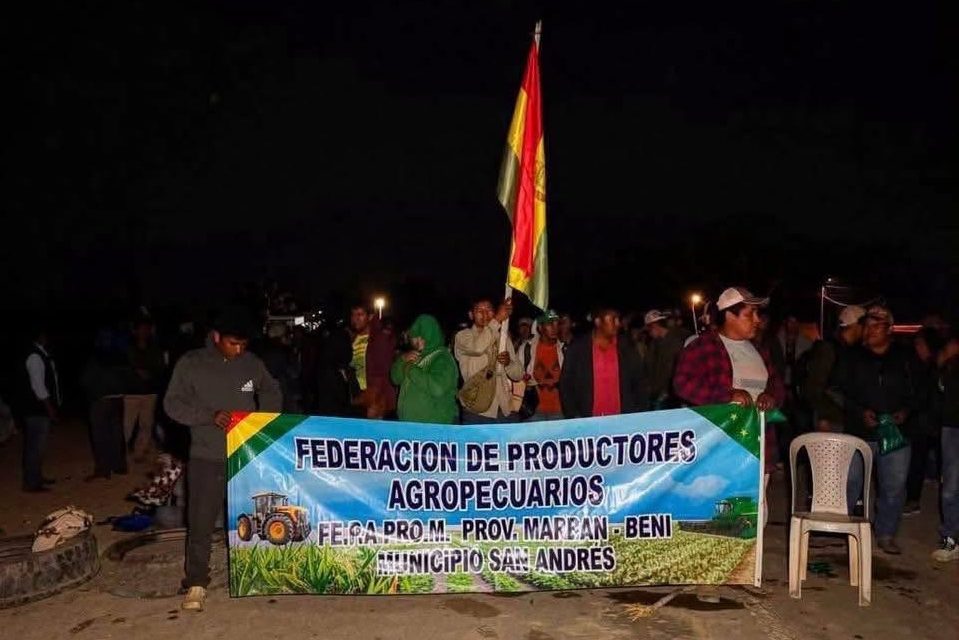 PRODUCTORES DE MARBÁN BLOQUEAN LA RUTA SANTA CRUZ–TRINIDAD PESE AL ESTADO DE EXCEPCIÓN