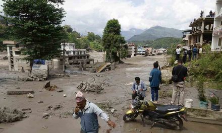 TRAGEDIA EN NEPAL: RIADA DEJA AL MENOS 98 MUERTOS Y CIENTOS DE DESAPARECIDOS