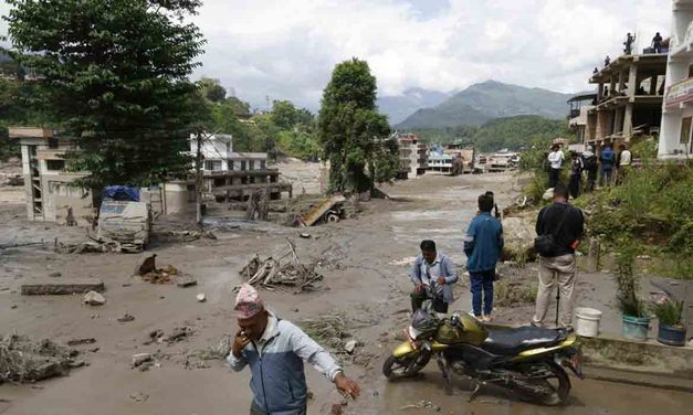 TRAGEDIA EN NEPAL: RIADA DEJA AL MENOS 98 MUERTOS Y CIENTOS DE DESAPARECIDOS