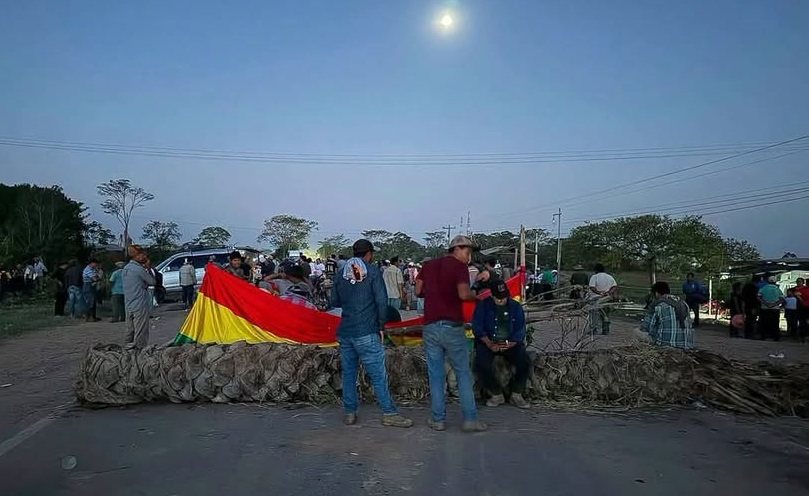 BLOQUEO EN SAN PABLO CONTINÚA Y MANTIENE CERRADA LA RUTA ENTRE SANTA CRUZ-BENI