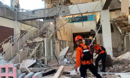TERREMOTO DE 7,7 DEJA 40 MUERTOS Y DESATA EVACUACIONES EN INDONESIA