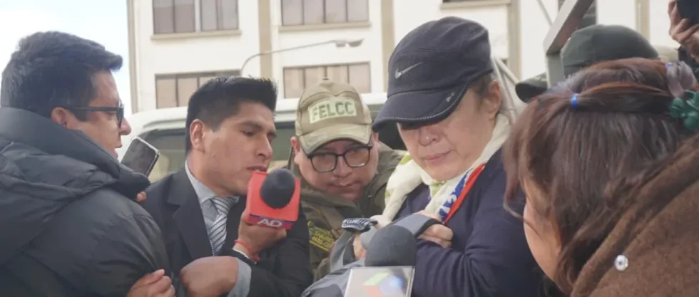 EXDIRECTORA JURÍDICA DE YPFB LLEGA A LA FELCC DE LA PAZ Y FISCALÍA PEDIRÁ SU DETENCIÓN PREVENTIVA