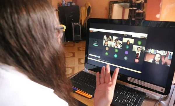EDUCACIÓN INSTRUYE CLASES A DISTANCIA EN SANTA CRUZ POR PARO DEL TRANSPORTE