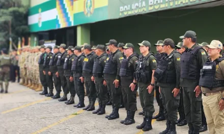 POLICÍA DESPLIEGA UNIDADES TÁCTICAS ANTE BLOQUEOS EN SANTA CRUZ