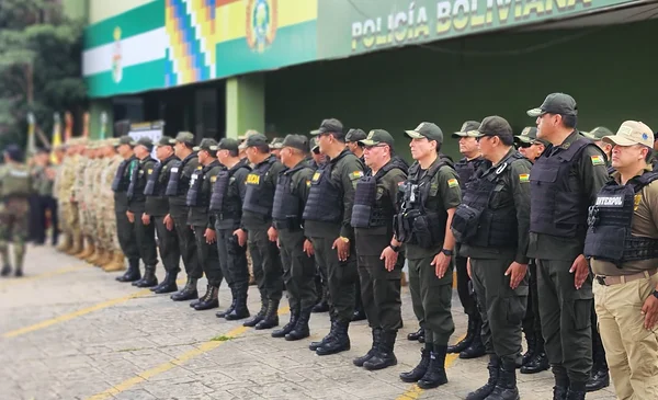 POLICÍA DESPLIEGA UNIDADES TÁCTICAS ANTE BLOQUEOS EN SANTA CRUZ