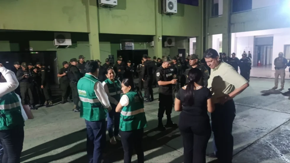 POLICÍA Y ALCALDÍA REFUERZAN CONTROLES NOCTURNOS EN BARES Y CANTINAS DE SANTA CRUZ